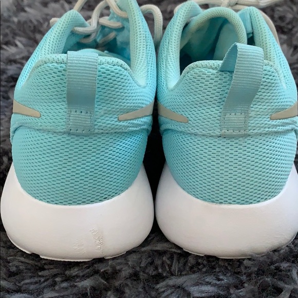 SOLD✨Nike women’s Roshe one size 7.5 - Picture 6 of 7